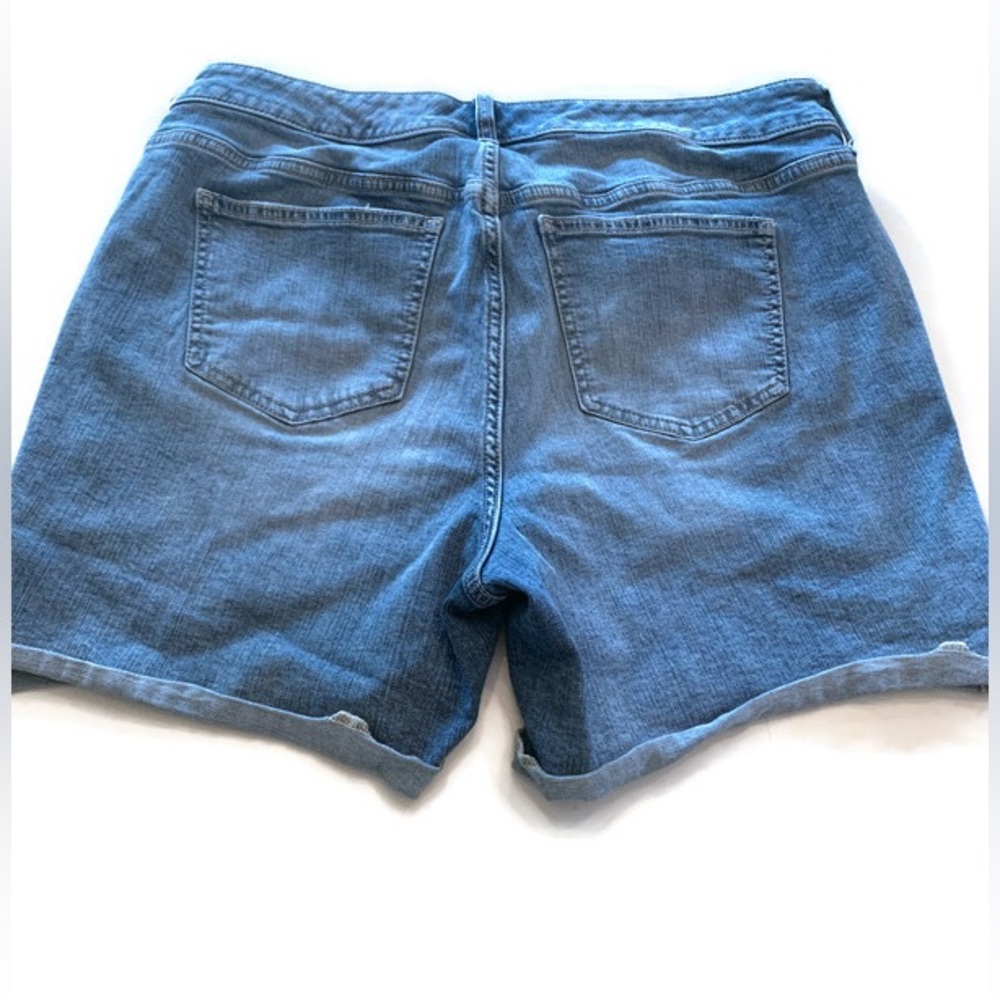 Torrid Plus Size 5-Inch Stretch Denim High-Rise Jean Shorts Size 14 - Picture 4 of 5